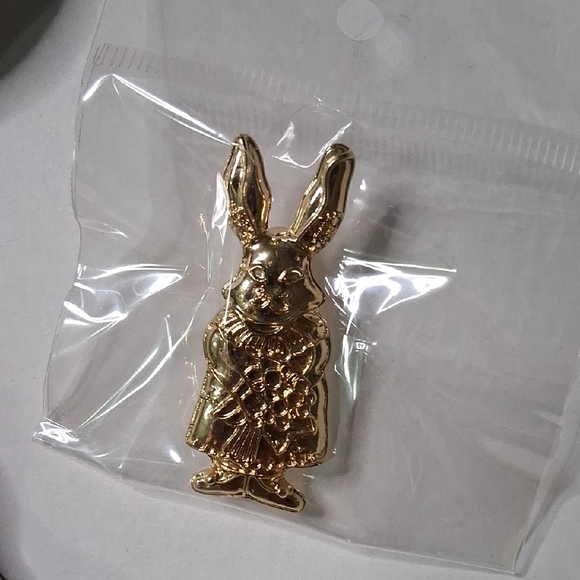 Gold Rabbit Brooch - Picture 5 of 6